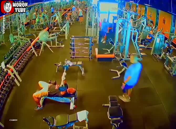Video :He slams a weight on another client's head in a room out of rage